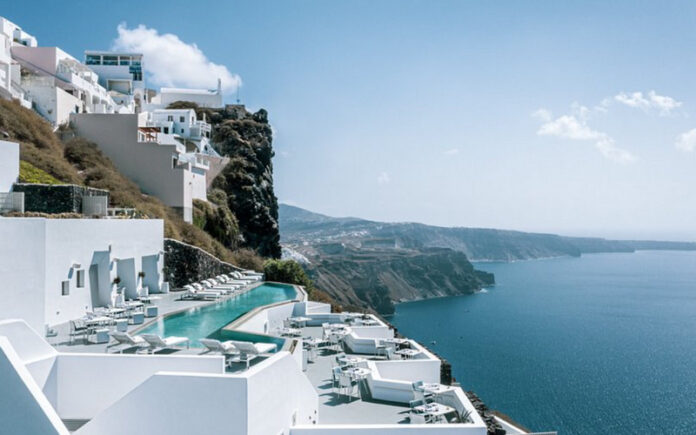 Santorini’s Top 5 Luxury Resorts for an Unforgettable Stay