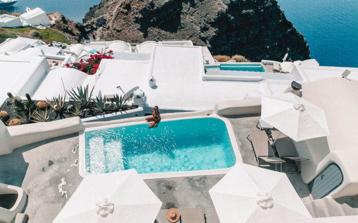 5 Best Santorini Hotels with Infinity Pools and Ocean Views