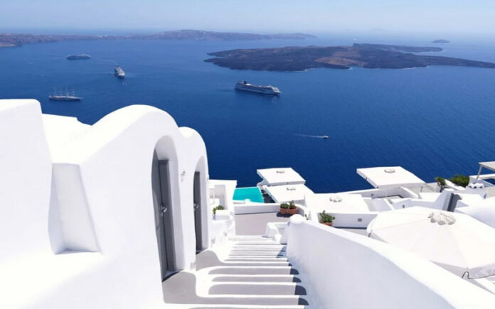 10 Stunning Santorini Hotels You Cannot Miss in 2025
