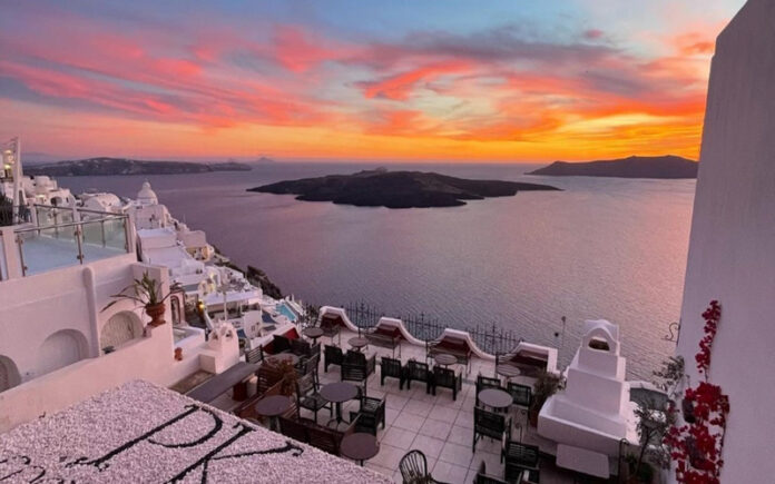 Top 5 Santorini Nightlife Spots for an Unforgettable Evening